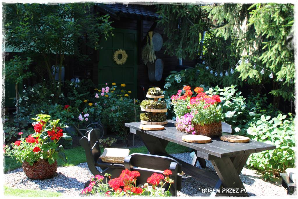 Aranżacje z wikliny pomysł na mały ogród 16