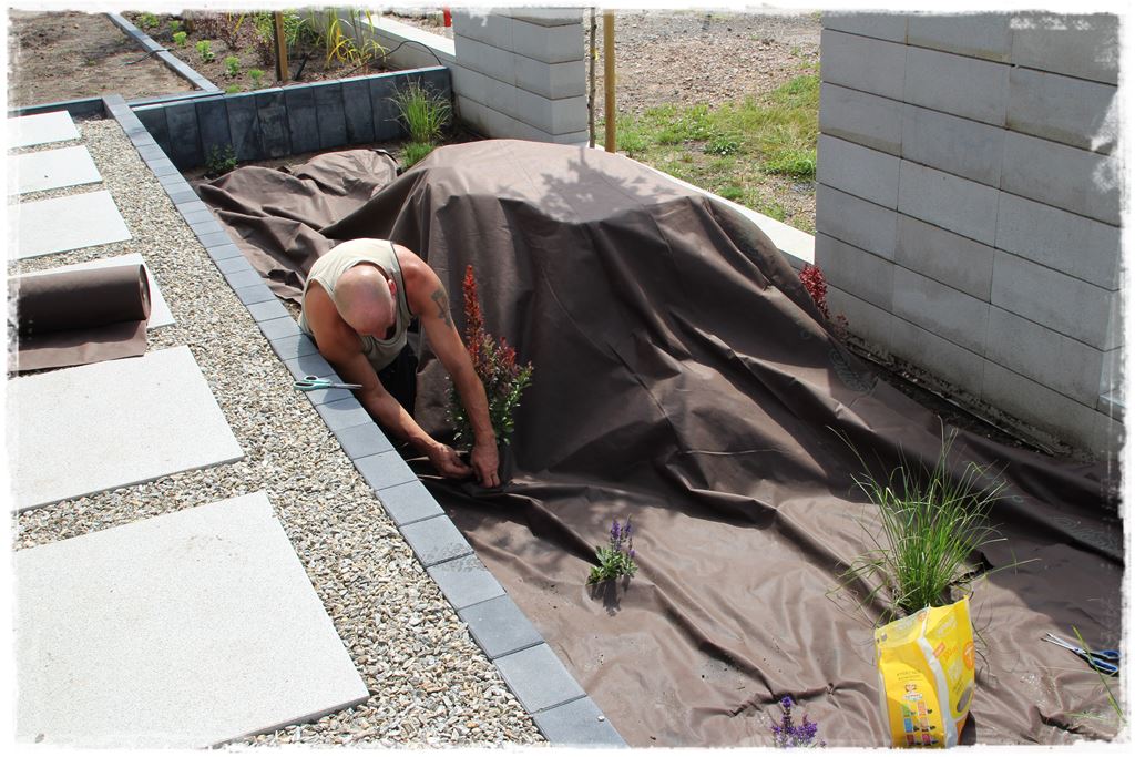 Ściółkowanie zarośniętej rabaty 10a