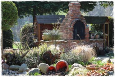 Ogród ze starą cegłą 1